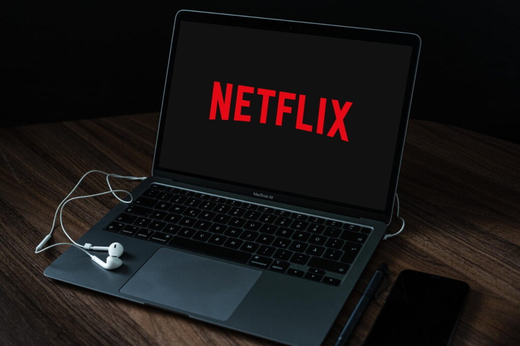 Netflix şifre paylaşımı istemiyor! Hane dışında kalanlar ödeme yapacak