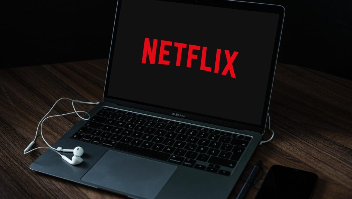 Netflix şifre paylaşımı istemiyor! Hane dışında kalanlar ödeme yapacak
